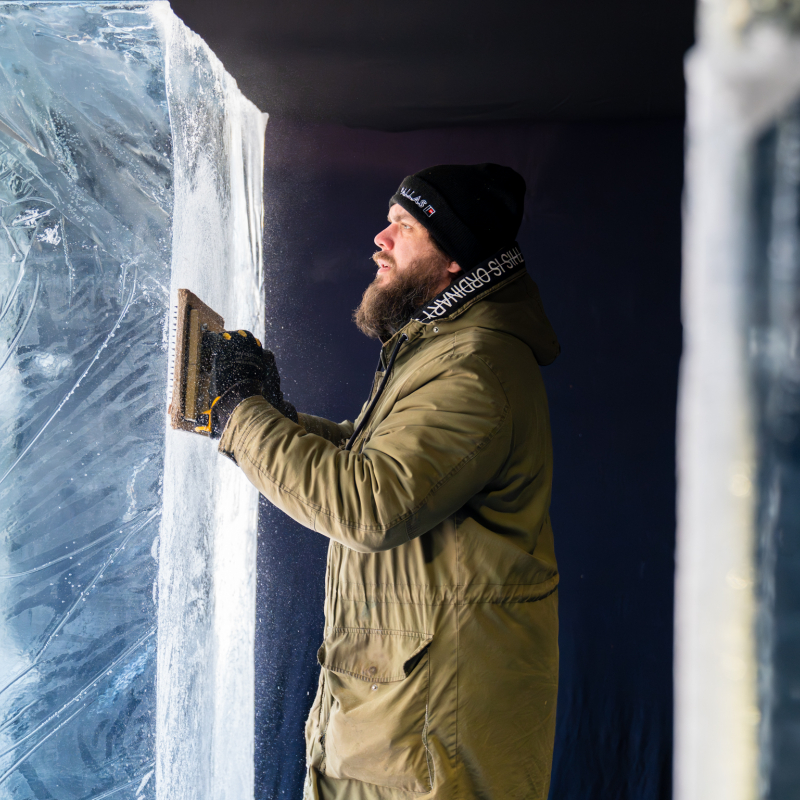 Jelgavā ledus pārtop ilūzijās – mākslinieki no 12 valstīm sāk darbu pie skulptūru veidošanas