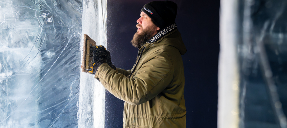 Jelgavā ledus pārtop ilūzijās – mākslinieki no 12 valstīm sāk darbu pie skulptūru veidošanas
