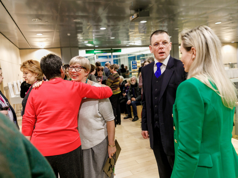 Latvijas Nacionālajā bibliotēkā atklāta izstāde “Dzimtas grāmata”. FOTO