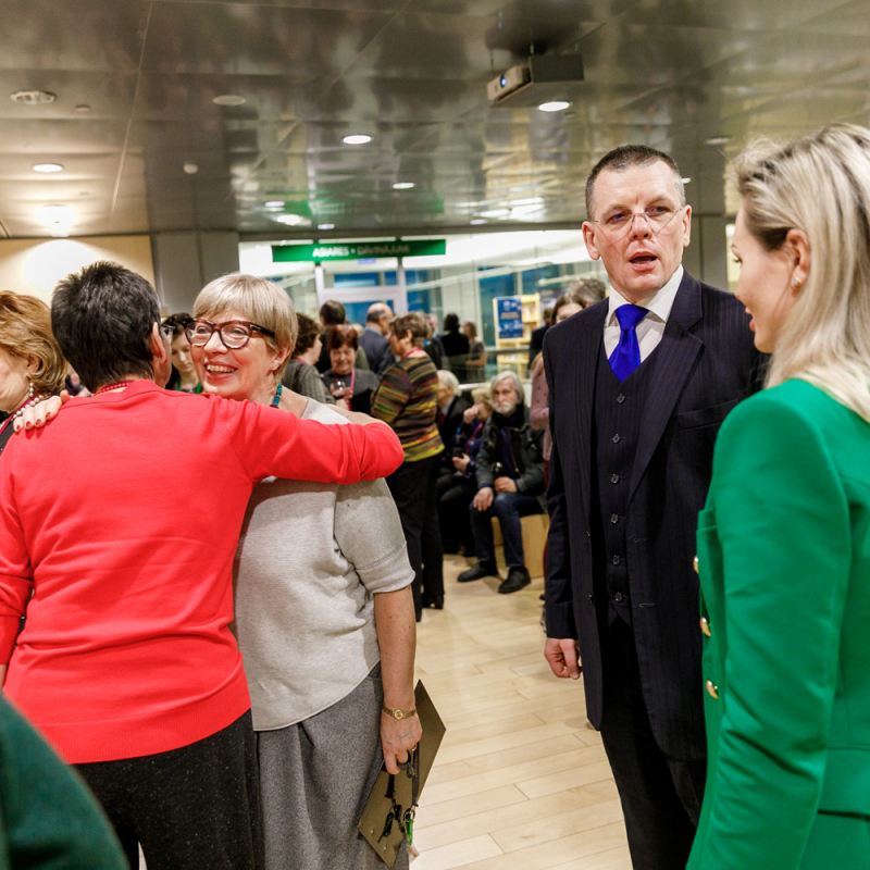 Latvijas Nacionālajā bibliotēkā atklāta izstāde “Dzimtas grāmata”. FOTO