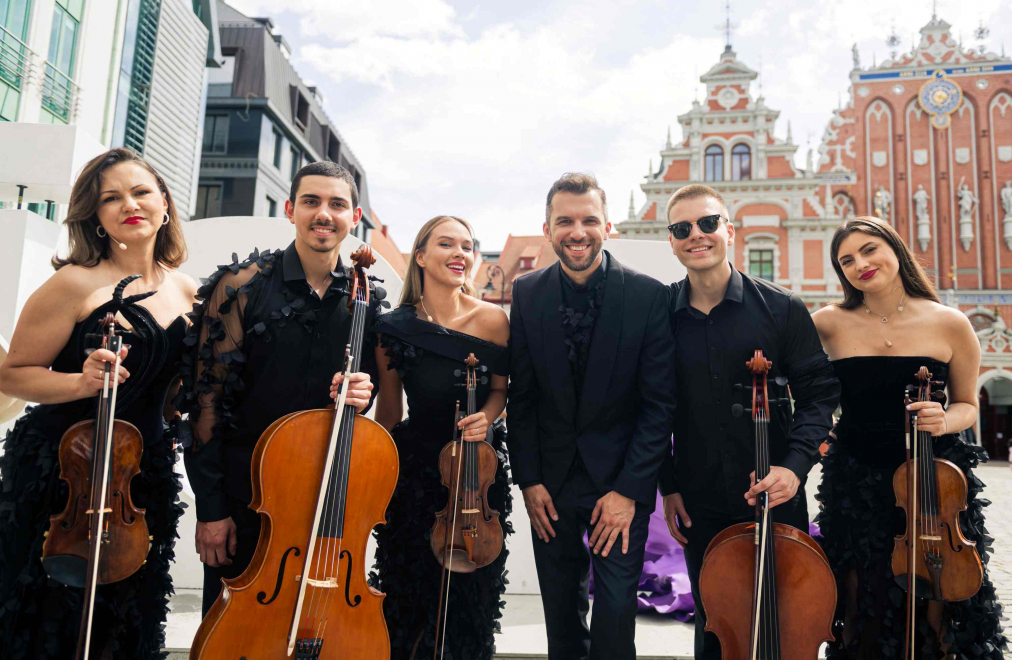 “GALA GALANTE. Viva La Musica!” mākslinieki pārvērta Vecrīgu par neparastu skatuvi. FOTO
