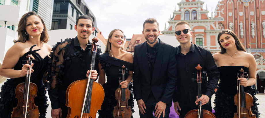 “GALA GALANTE. Viva La Musica!” mākslinieki pārvērta Vecrīgu par neparastu skatuvi. FOTO