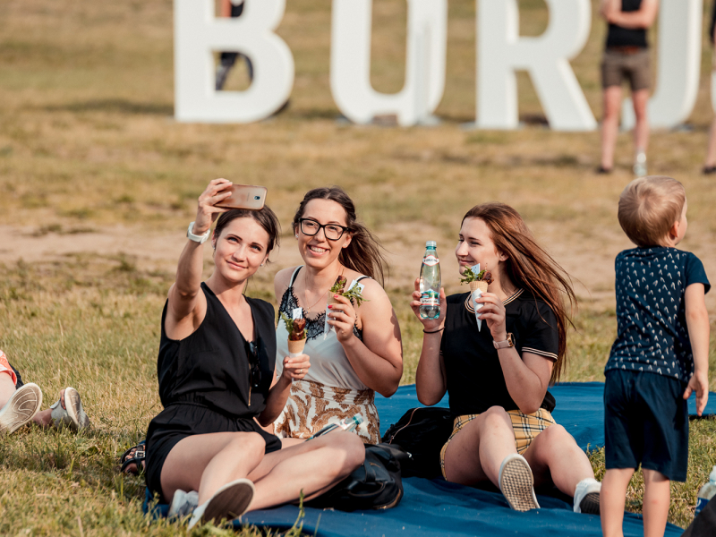 Ķīpsalas pludmalē krāšņi aizvadīts tradicionālais “Borjomi” pikniks ar raksturu. FOTO