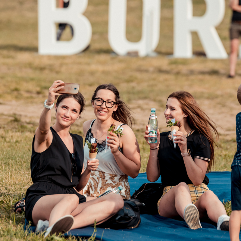 Ķīpsalas pludmalē krāšņi aizvadīts tradicionālais “Borjomi” pikniks ar raksturu. FOTO