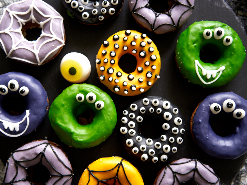 Našķis Helovīna ballītei - krāsnī cepti ķirbju virtuļi ar biezpienu