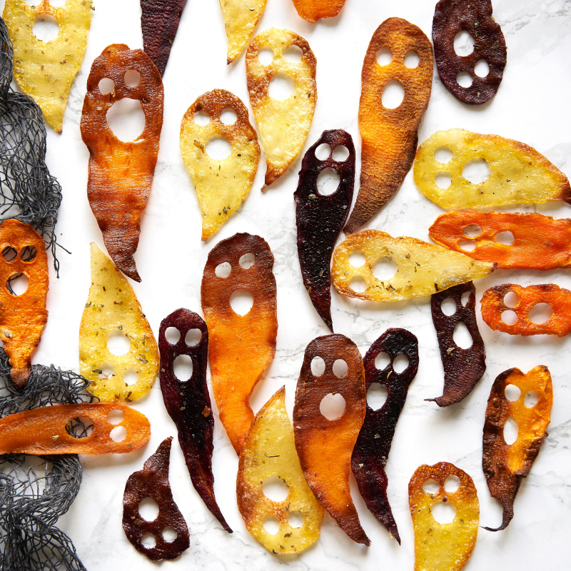 Rudenīgs našķis Helovīna ballītei - krāsnī cepti dārzeņu čipsu “spociņi"