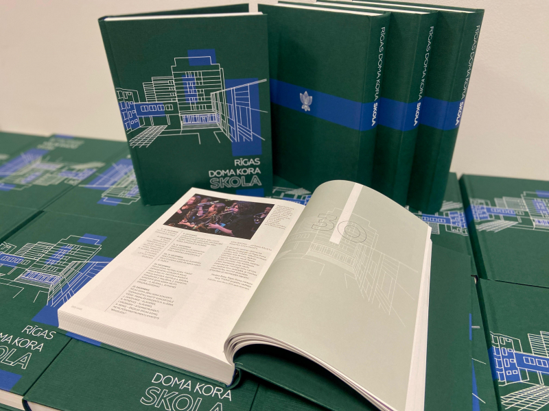 Pie lasītājiem nonāk grāmata par Rīgas Doma kora skolu