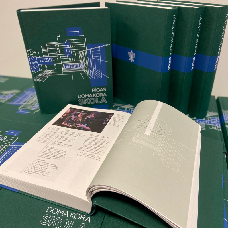 Pie lasītājiem nonāk grāmata par Rīgas Doma kora skolu