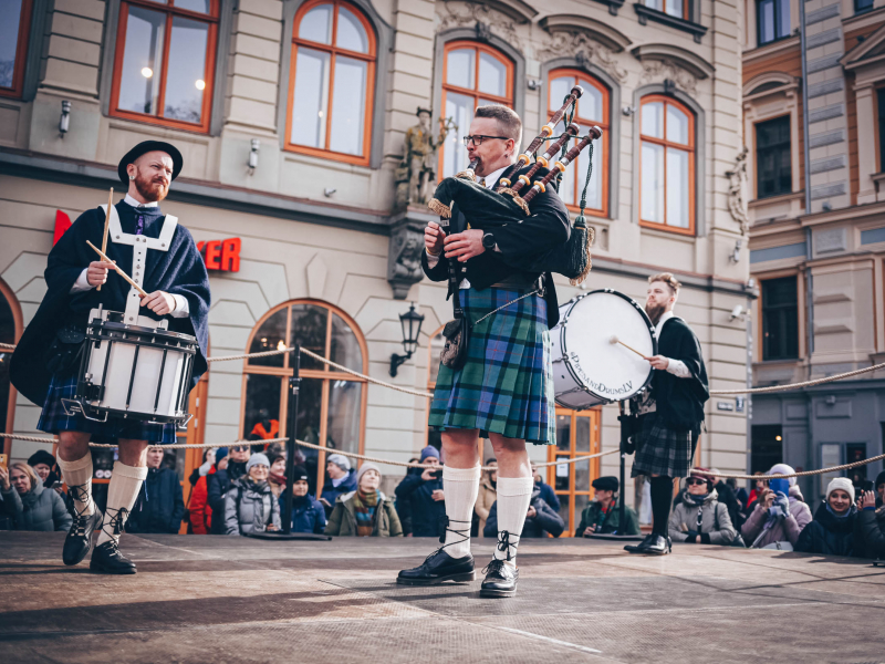 Rīgā krāšņi atzīmē Šerloka Holmsa dzimšanas dienu. FOTO