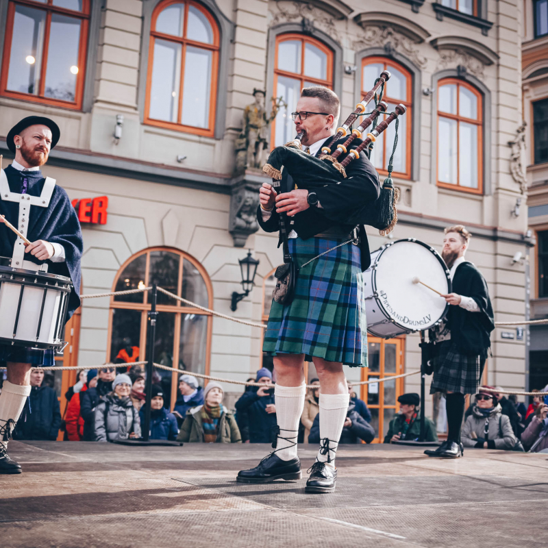 Rīgā krāšņi atzīmē Šerloka Holmsa dzimšanas dienu. FOTO