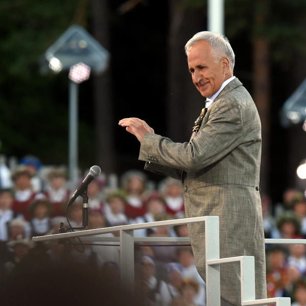 Raimonda Paula dziesmu svētkos "Manai Dzimtenei" pie diriģenta pults stāsies arī goda virsdiriģents Jānis Erenštreits