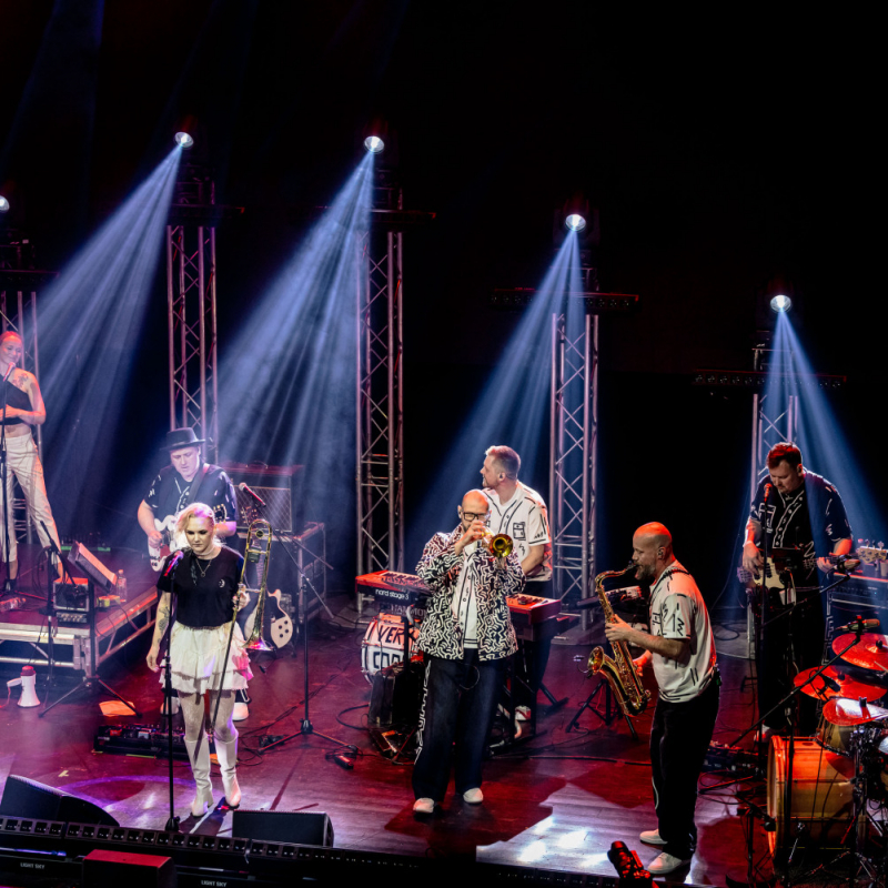 Ar vērienīgu jaudu aizvadīts “Very Cool People” Lielākais Mazkoncerts. FOTO