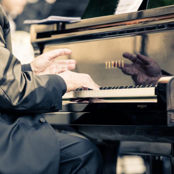 Orķestris “Rīga” aicina uz Raimonda Paula mūzikas koncertu “Maestro un mažorminors”