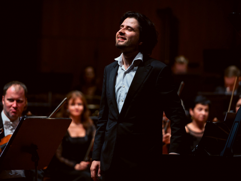 Pianists Andrejs Osokins kopā ar LNSO pirmatskaņo Jura Karlsona simfoniju orķestrim un klavierēm. FOTO