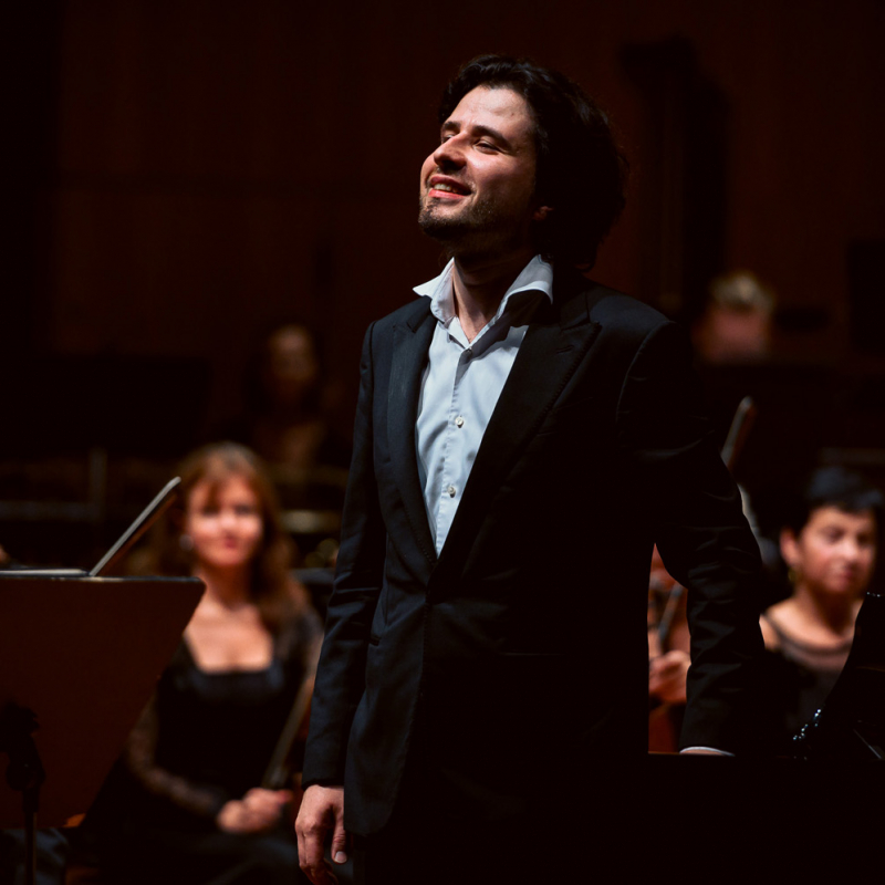 Pianists Andrejs Osokins kopā ar LNSO pirmatskaņo Jura Karlsona simfoniju orķestrim un klavierēm. FOTO