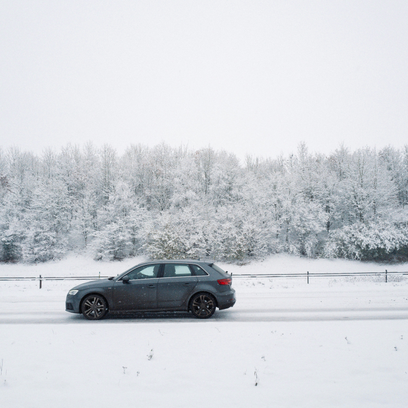 Ceļošana ziemā ar nomas auto: praktiski ieteikumi drošai braukšanai