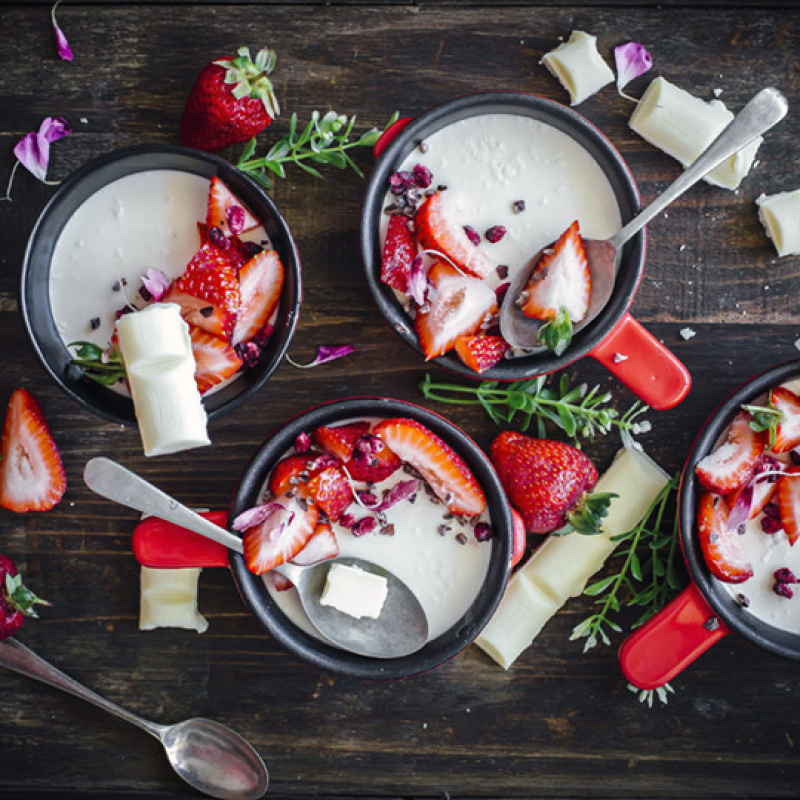 Panna Cotta ar kokosriekstu, laimu un svaigām zemenēm