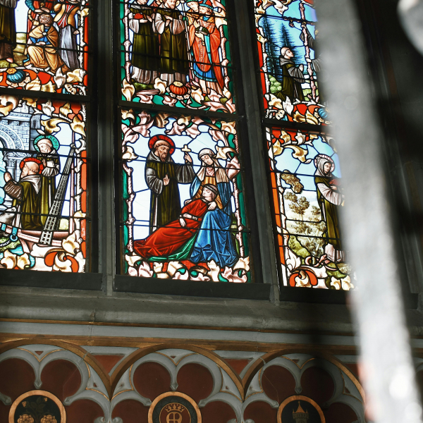 JVLMA Vokālās katedras studenti aicina uz koncertu “Vitrāžu mirdzumā” Mazajā ģildē