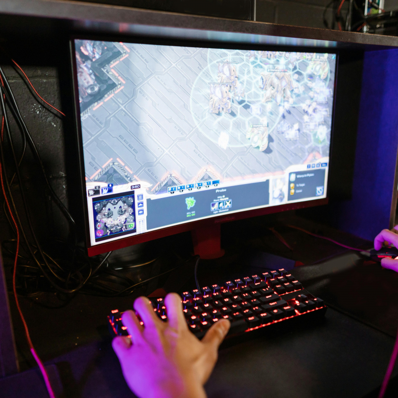 No rīta sejas serumi, vakarā adrenalīns: līdzsvars starp skaistumu un azartisko dzīvesstilu