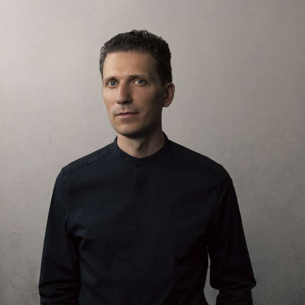 Ar dziļi personisku un garīgi piesātinātu programmu "Zvaigžņu festivālā" atgriezīsies Reinis Zariņš