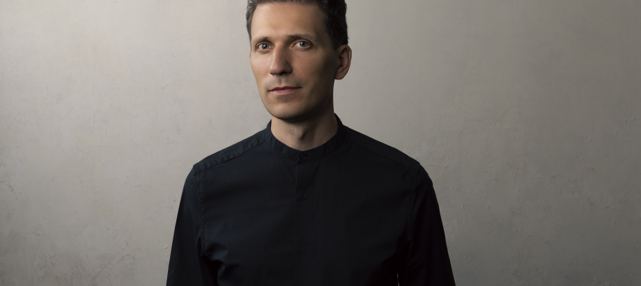 Ar dziļi personisku un garīgi piesātinātu programmu "Zvaigžņu festivālā" atgriezīsies Reinis Zariņš