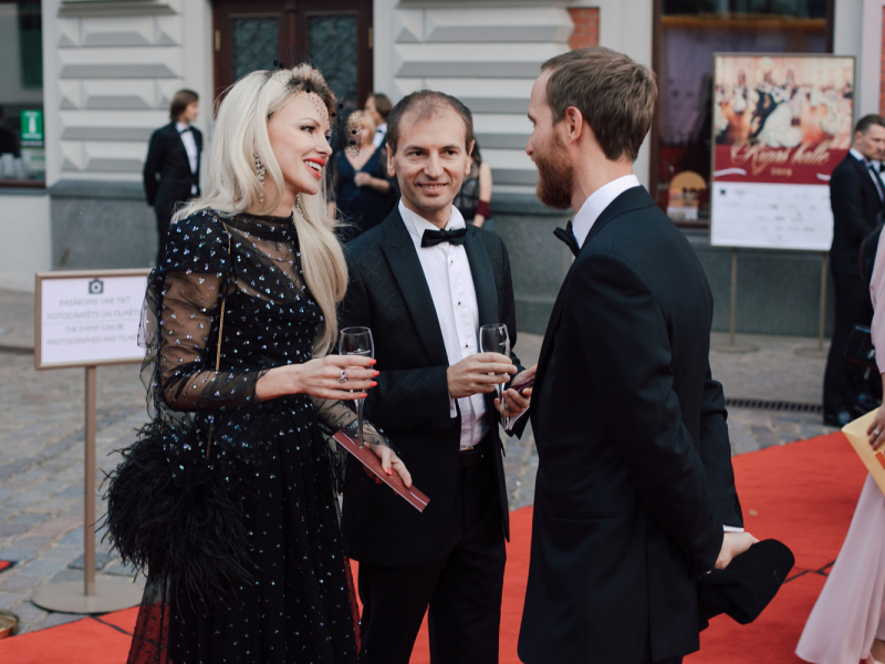 “Rīgas balle 2019” pulcē izsmalcinātu publiku. FOTO
