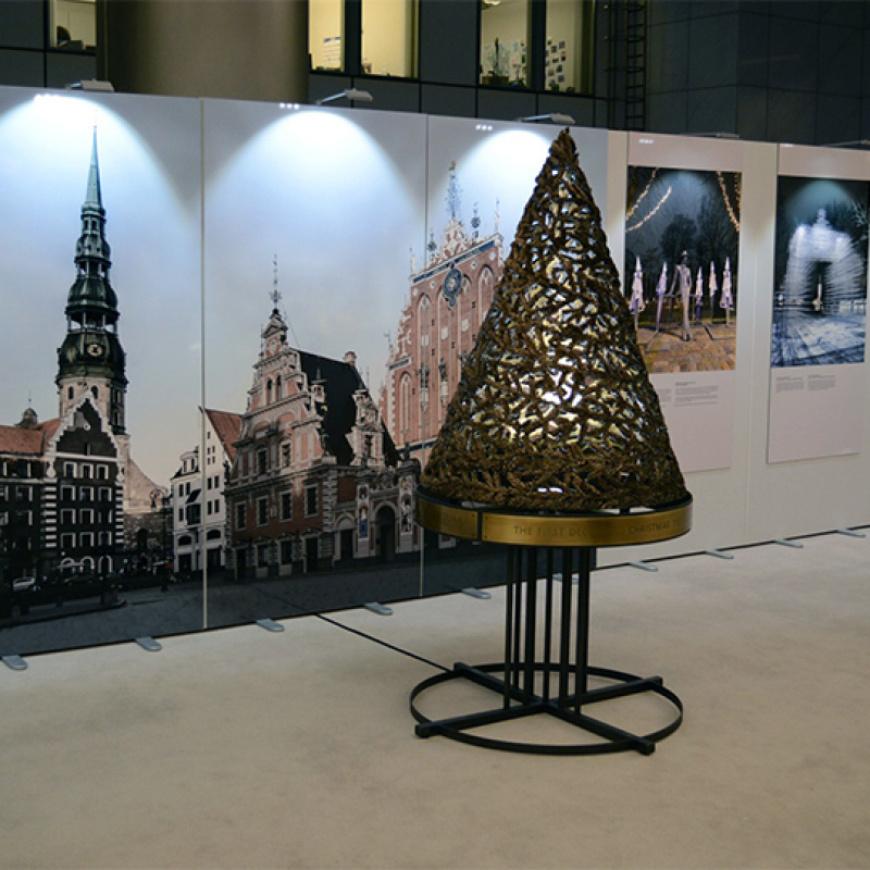 Brisele iepazīstas ar leģendu par pirmo rotāto Ziemassvētku egli. FOTO