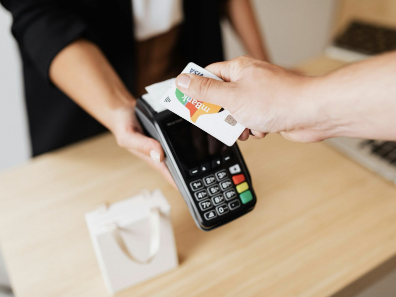 Identitātes pārbaude bieži apstājas tieši izmaksas brīdī