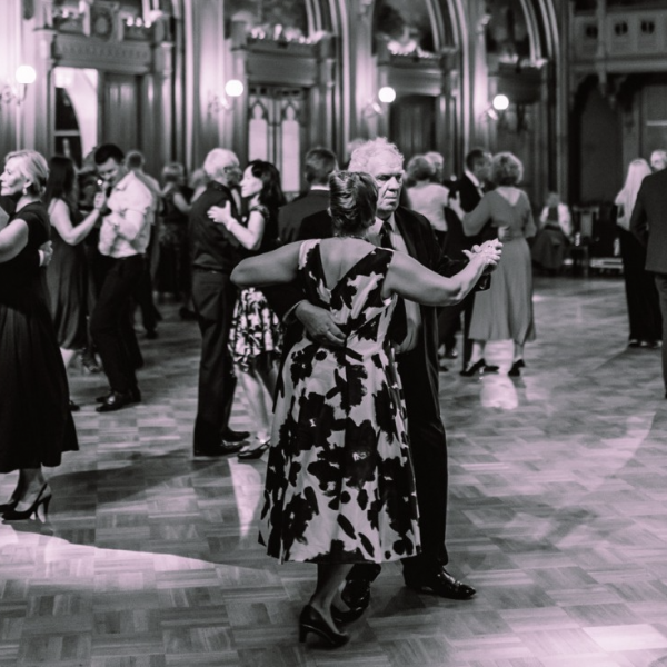 Deju vakars ar muzikālo apvienību “Rezidenti”