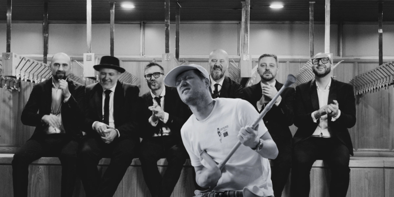 Ralfs Eilands un “Very Cool People” radījuši jaunu “Shake Before Use” versiju