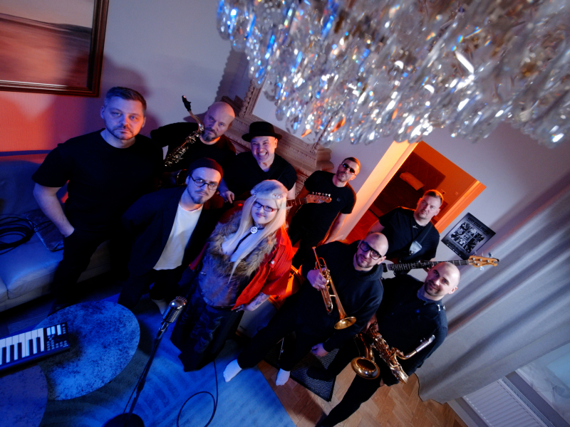 “Very Cool People” izdod singlu kopā ar Zebreni un Danielu Masi