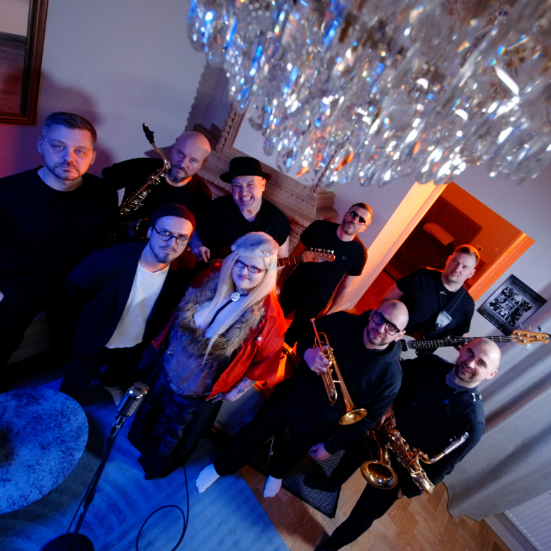 “Very Cool People” izdod singlu kopā ar Zebreni un Danielu Masi