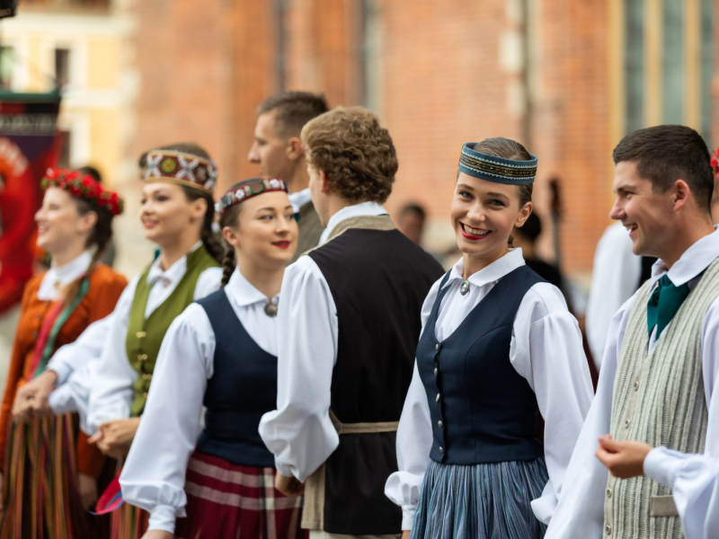 Ieskandināts IX Starptautiskais tautas deju festivāls “Sudmaliņas”. FOTO