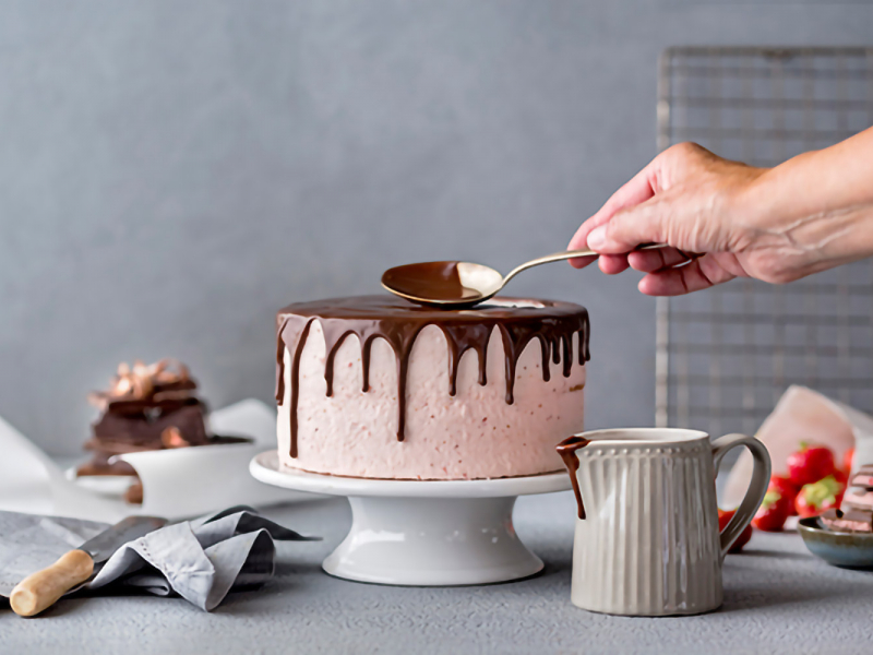 Tortes dekorēšana ar šokolādes glazūru