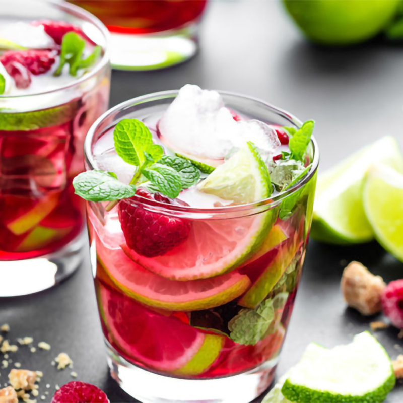 Vasarīgs bezalkoholiskais mohito ar ogām un citrusaugļiem