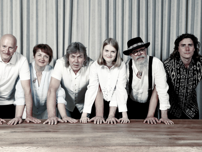 Grupa “Viedais Fonogrāfs” izdevusi albumu “Krustām’i šķērsu”