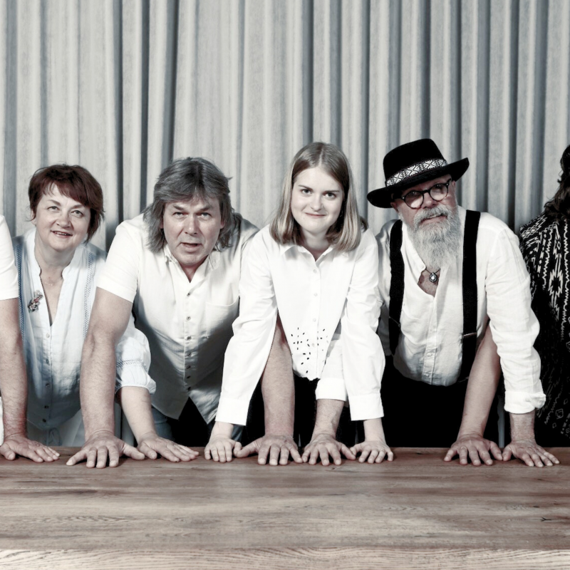 Grupa “Viedais Fonogrāfs” izdevusi albumu “Krustām’i šķērsu”