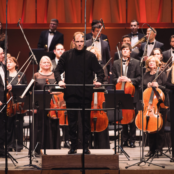 Latvijā atgriežas diriģents un pianists Džeimss Šerloks