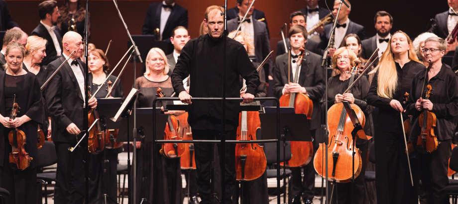 Latvijā atgriežas diriģents un pianists Džeimss Šerloks